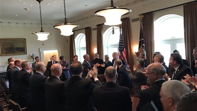 صورة نائب «ترامب» تثير غضب الأمريكيين