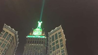 بالصور.. إضاءة ساعة مكة بالإنارة الخضراء يبهر ضيوف الرحمن