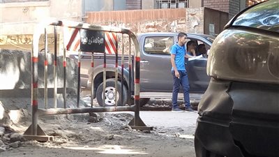 طلاب يدخنون «السجائر» قبل دخول لجان مدرسة شتا بالهرم (فيديو وصور)