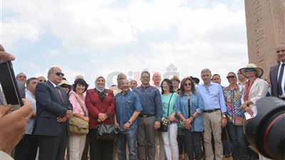 وزير الآثار يلتقط صورا تذكارية مع أهالي صان الحجر وعمال الجلابية