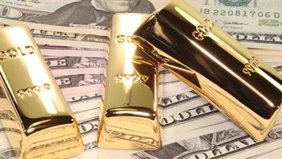 خبراء: ارتباك سوق الدولار وراء جنون المعدن الأصفر «تقرير»