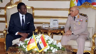 وزير دفاع الكاميرون يغادر مطار القاهرة متوجها لفرنسا