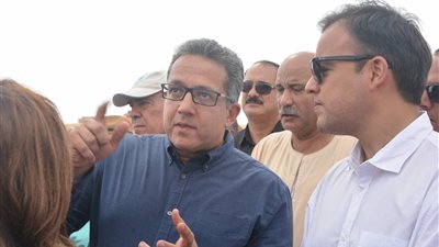 تفاصيل زيارة وزير الآثار لصان الحجر.. أهالي الشرقية يستقبلون الوزير بالمزمار والطبل البلدي.. إعادة تجميع تمثالين لرمسيس الثاني وعدد من المسلات.. العناني يشيد بـ«عمال الجلابية»