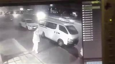 شاهد ماذا فعل مصري مع 3 أشخاص حاولوا سرقة مطعم بالسعودية (فيديو)