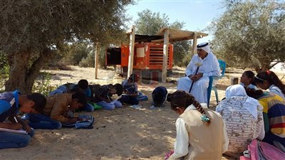 بالصور.. طلاب الشيخ زويد يطلبون العلم أسفل أشجار الزيتون