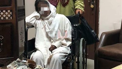 أمن دمياط يكشف ادعاء متسولة الإصابة بالشلل (صور)