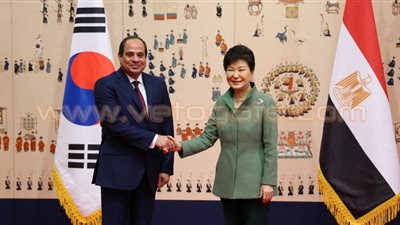 السيسي يستقبل رئيسة كوريا الجنوبية.. يبحث تعزيز العلاقات.. يثمن الاستثمارات الكورية ونماذجها الناجحة.. يؤكد حرص الحكومة على تذليل عقبات العمل أمام الشركات.. ويتابع موقف المشروعات التنموية المشتركة