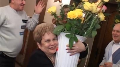 بالفيديو.. روسي يتسبب في سقوط زوجته بطريقة مروعة