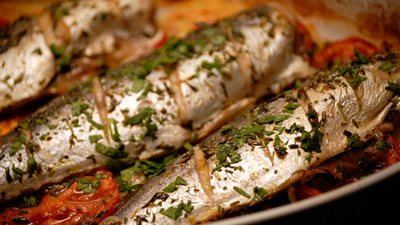 8 خطوات لعمل صينية الماكريل بالخضراوات بتكلفة بسيطة