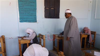 عباس شومان يتابع امتحانات الثانوية الأزهرية من معاهد الغردقة