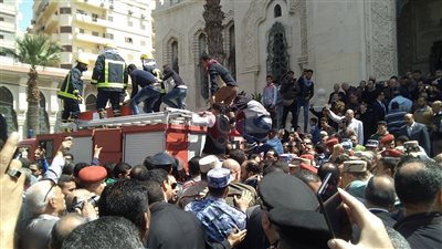 جنازة شهداء الإسكندرية تتحول لمظاهرة ضد الإرهاب (صور)