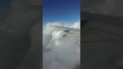 بالفيديو.. رد فعل مسافرين سعوديين اهتزت طائرتهم بسبب مطبات هوائية