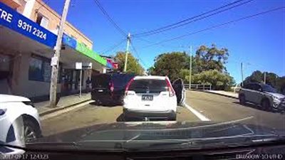 بالفيديو.. درس قاس لـ«سائق غاضب» حاول الشجار مع آخر