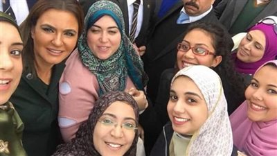 سحر نصر تلتقط الصور مع العاملين بالهيئة العامة للاستثمار