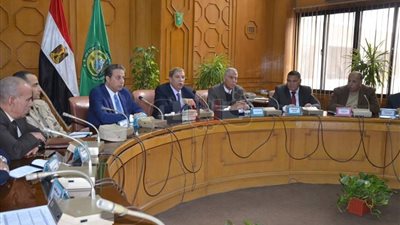 وفد مجلس الوزراء يستعرض المشروعات المتعثرة في الإسماعيلية (صور)