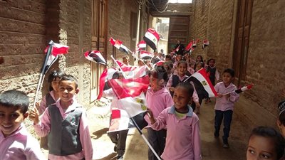 مسيرة بالأعلام لأطفال مدرسة الأقباط الكاثوليك في قنا (صور)