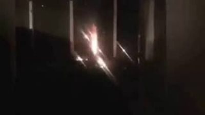 بالفيديو.. أم تنقل بثا مباشرا للحظة اشتعال ألعاب نارية في ابنها