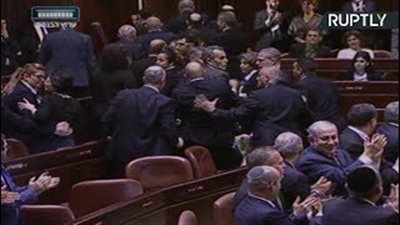 تشابك بالأيدي في الكنيست الإسرائيلي خلال وجود نائب ترامب (فيديو)