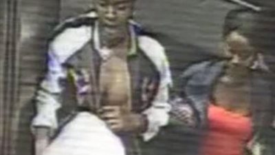 عصابة نسائية تعتدي على امرأة داخل مصعد (فيديو وصور)