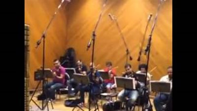 بالفيديو.. نادر حمدي يسجل تتر «كلام على ورق»