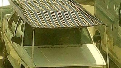 بالصور.. حملة سخرية من صاحب سيارة يضع «تاندة» عليها لحمايتها من الشمس