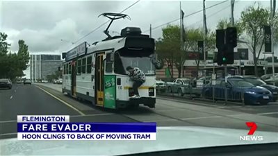 بالفيديو.. شاب يخاطر بحياته لتجنب دفع أجرة ترام