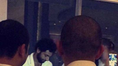 بالصورة.. محمد صلاح يؤدي مناسك العمرة