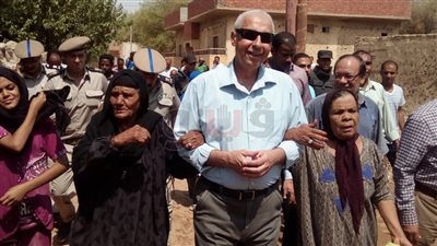 بالصور.. 4 مواقف تثير السخرية من محافظ أسوان..  شحنة «كتاكيت إنجليزي».. الغياب عن زيارة وزير النقل للقاء إلهام شاهين.. و«الفلوس مش تحت باطي»