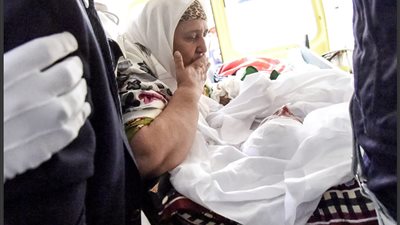 صورة الوداع بين رشيد طه ووالدته قبل دفنه بدقائق