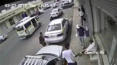 بالفيديو.. رجل شجاع يحبط محاولة سرقة حقيبة في وضح النهار بصنعاء