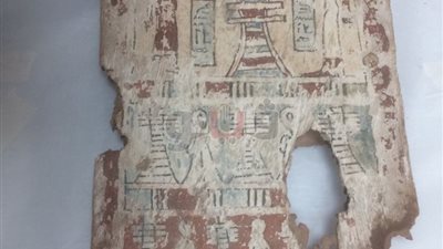 الخارجية: إعادة لوحة لقناع فرعوني من الخشب مهربة بباريس