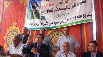 محافظ الشرقية يوزع 100 