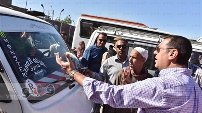 محافظ أسيوط: تطبيق التعريفة الجديدة للأجرة ووضع ملصقات على السيارات