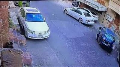 بالفيديو.. لحظة هروب شباب بعد اصطدامهم بسيارات متوقفة