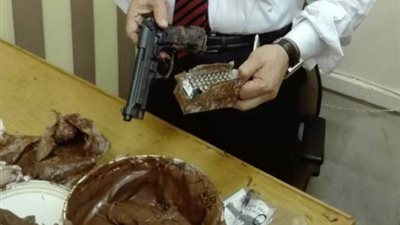 ضبط راكب حاول تهريب طبنجة داخل جردل شيكولاتة بمطار القاهرة