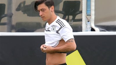 «أوزيل» يغيب عن لقاء ألمانيا والسعودية بسبب إصابة في الركبة