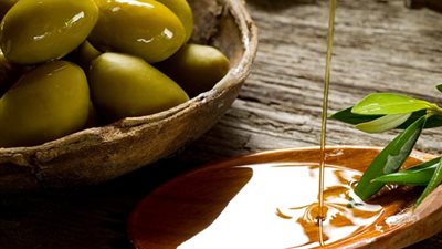 3 استخدامات تجميلية مذهلة لزيت الزيتون