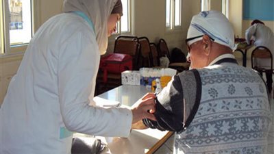 قافلة طبية متنقلة توقع الكشف على 3 آلاف مواطن مجانًا بمنشاة البكاري