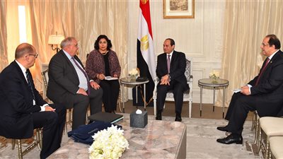 بالصور.. السيسي يلتقي رئيسي «نافال» والوطنية للسكك الحديدية الفرنسية.. يبحث تعزيز التعاون المستقبلي.. يؤكد الاستفادة من خبرات الشركتين لتطوير المشروعات التنموية الكبرى