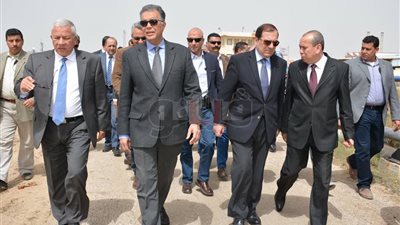 تفاصيل زيارة وزيري النقل والبترول لميناء دمياط (صور)