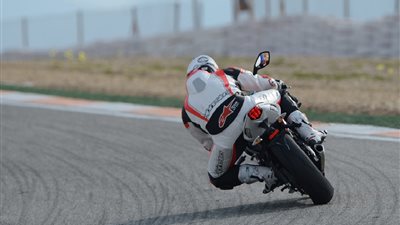 المغامر المصري شريف لطفي يصل بدراجته إلى موسكو دعما للسياحة