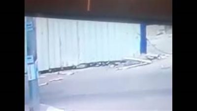 فيديو صادم لجثة تسقط من أعلى بناية أمام المارة