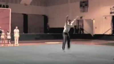 بالفيديو.. سقوط مروع لشاب حاول استعراض مهاراته في القفز