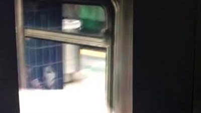 رجل ضخم يتعرض لموقف محرج في محاولة للحاق بقطار (فيديو)