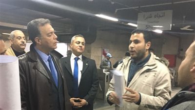 بالصور..وزير النقل يتفقد محطة مترو السادات