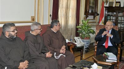 بالصور.. وفد من الرهبان الفرنسيسكان الكاثوليك يزور رئيس جامعة القاهرة