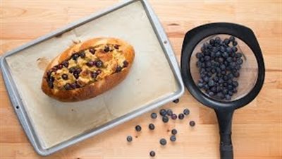 بالفيديو.. أسرع طريقة لإعداد قارب الخبز بالتوت والقرفة