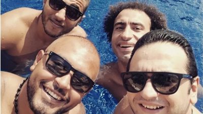 مصطفى خاطر يظهر مع علي ربيع في حمام السباحة