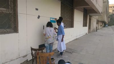 طلاب هندسة حلوان يجملون الكلية بالرسومات والدهانات (صور)