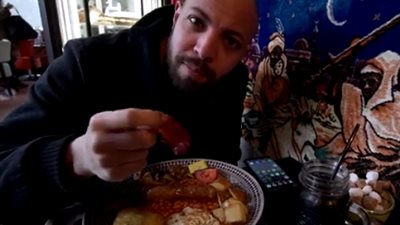 مصري يستعرض أغرب الأكلات البريطانية (فيديو)